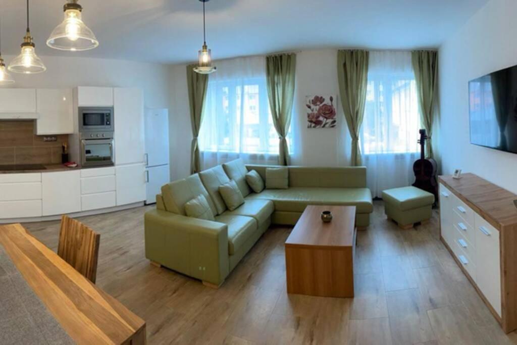 Newly Renovated 2 Rooms Apartment Downtown ニトラ エクステリア 写真