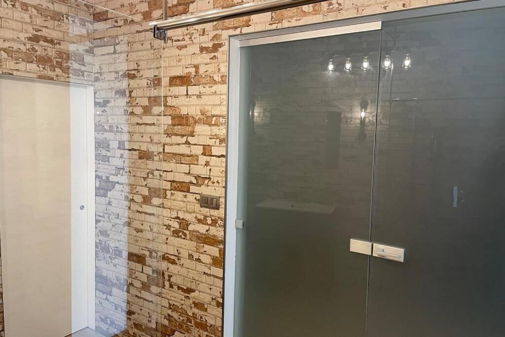 Newly Renovated 2 Rooms Apartment Downtown ニトラ エクステリア 写真