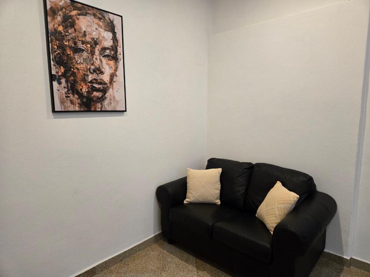 Newly Renovated 2 Rooms Apartment Downtown ニトラ エクステリア 写真