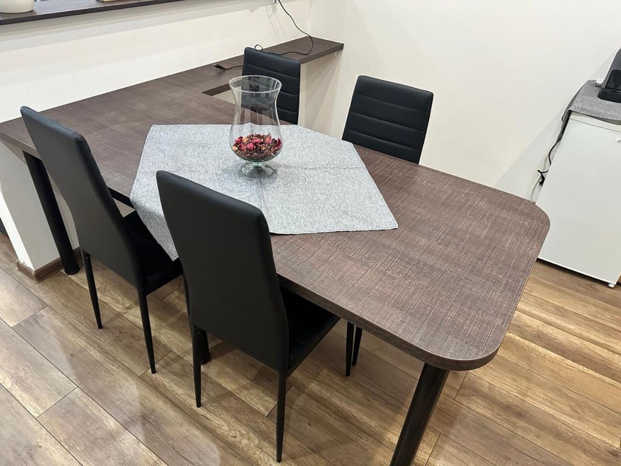 Newly Renovated 2 Rooms Apartment Downtown ニトラ エクステリア 写真