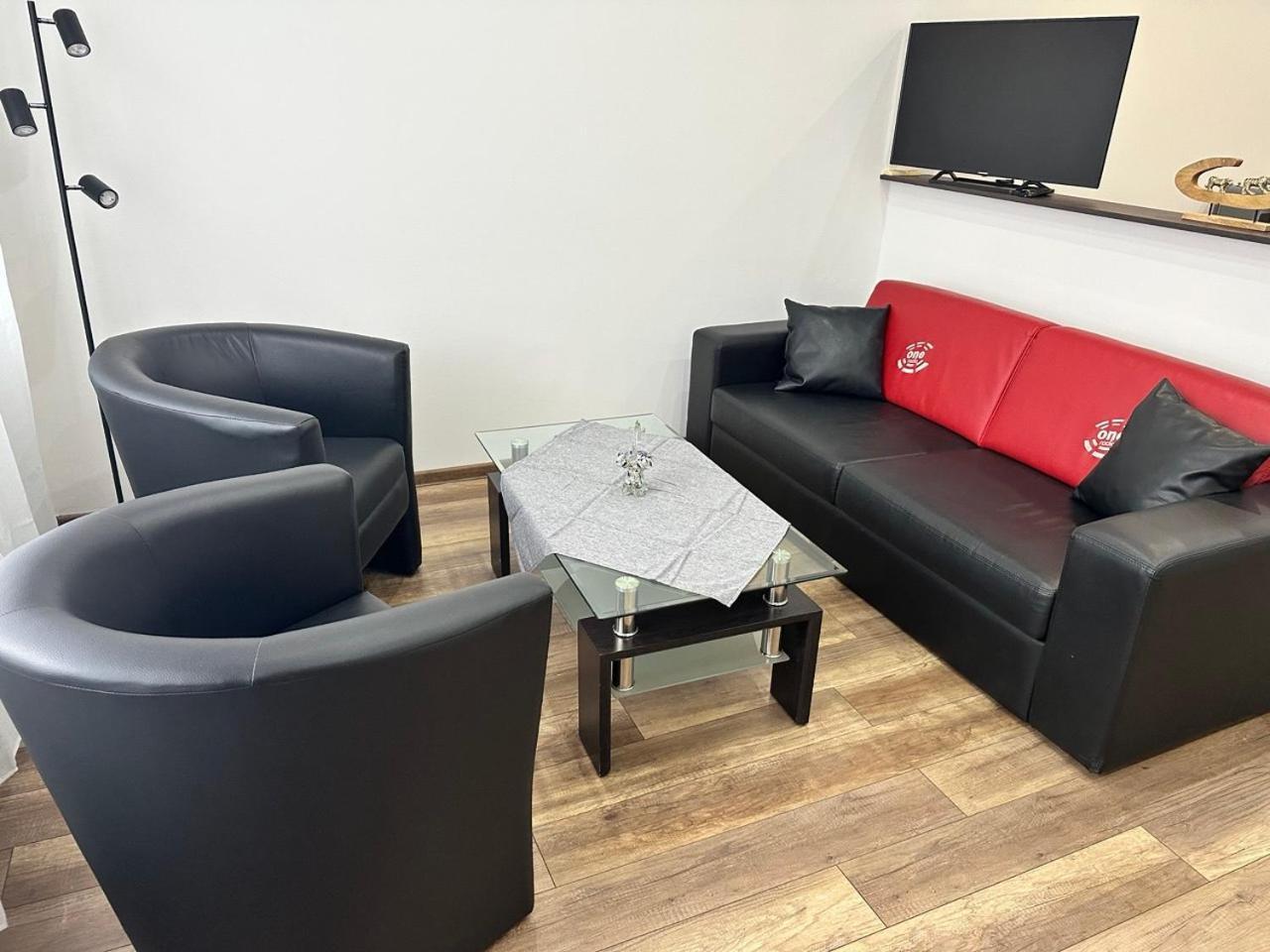 Newly Renovated 2 Rooms Apartment Downtown ニトラ エクステリア 写真