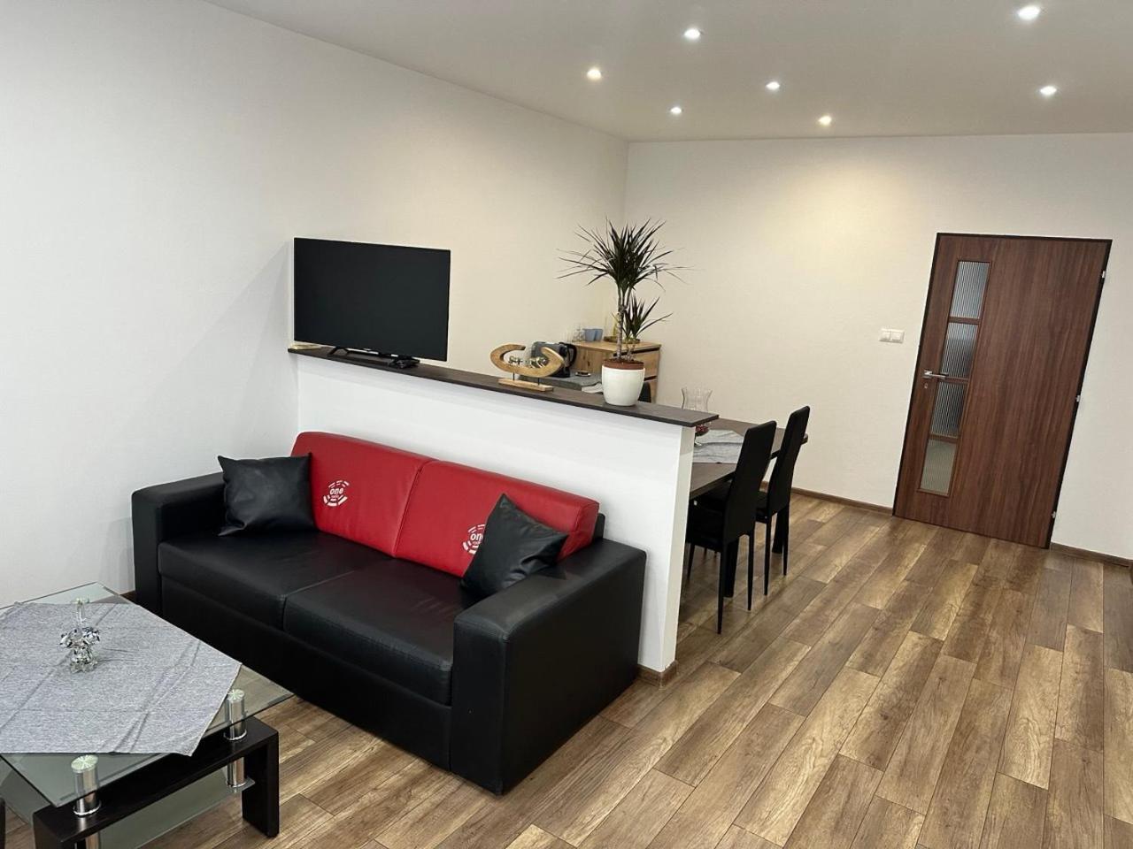 Newly Renovated 2 Rooms Apartment Downtown ニトラ エクステリア 写真